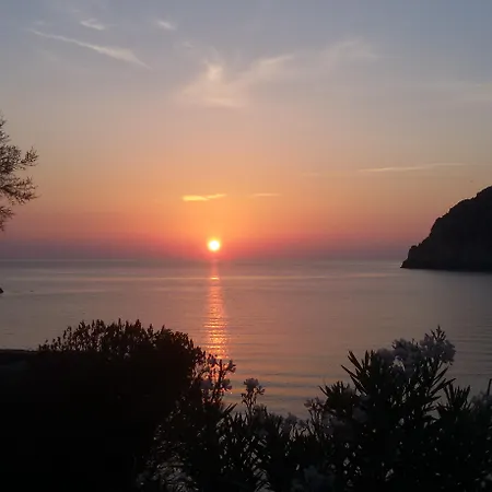 Adonis Naxos 2*